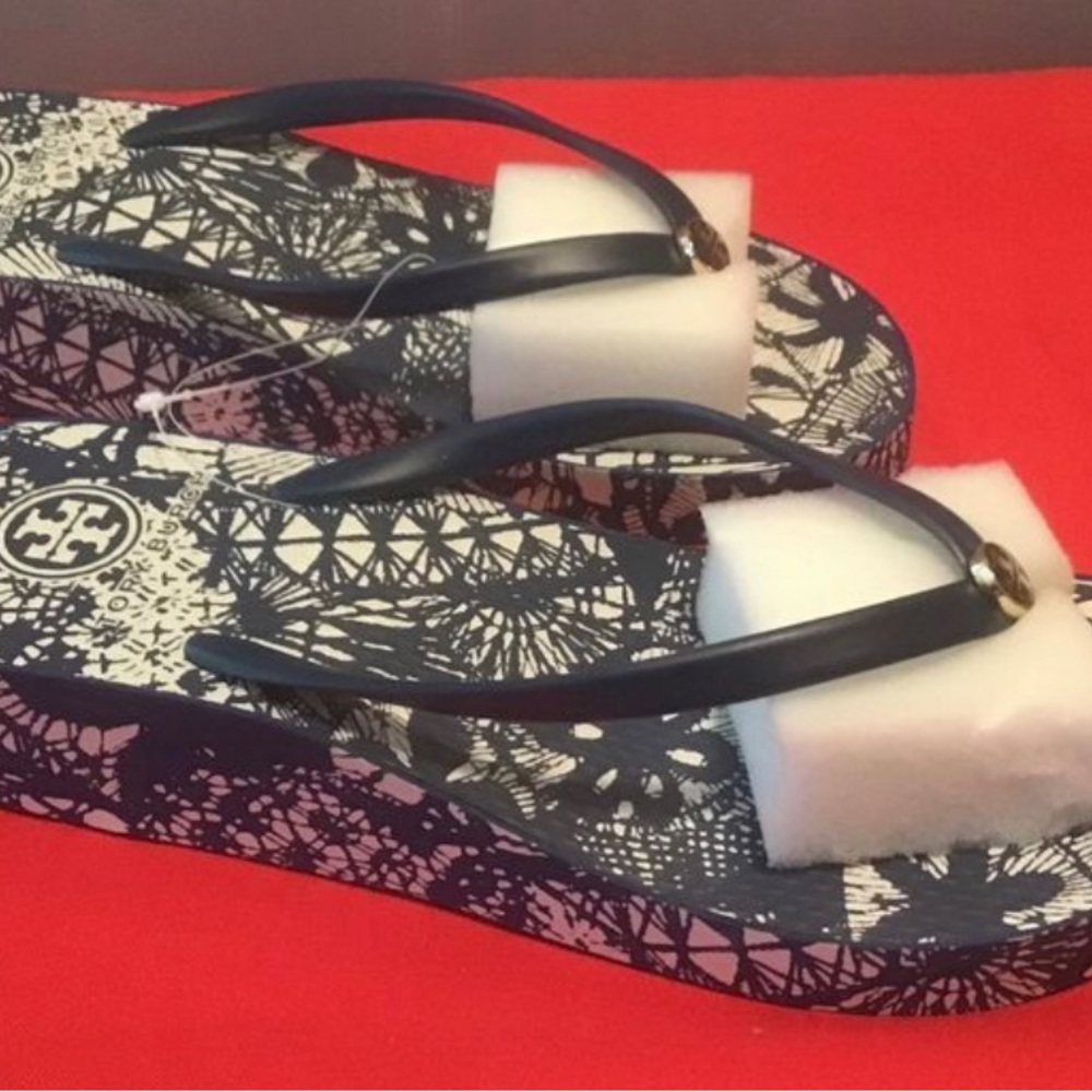 *NEW* TORY BURCH Navy Baltic Sea print flip flops Size 9